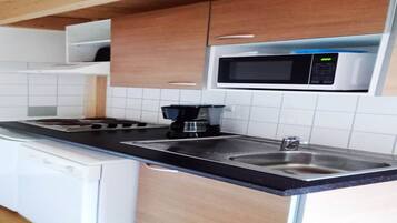 Classic House, 3 Bedrooms | Private kitchen | Fridge, microwave, dishwasher, coffee/tea maker