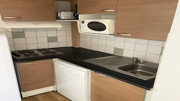 Lemari es, microwave, mesin pencuci piring, dan mesin pembuat kopi/teh