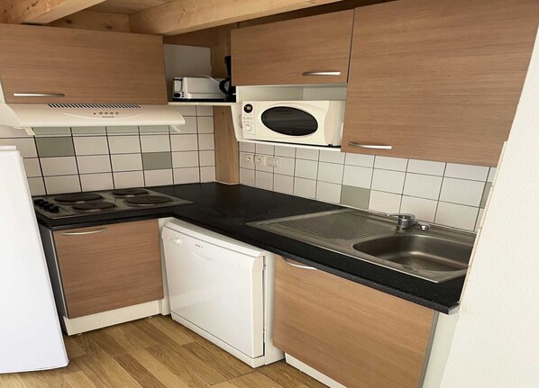 Fridge, microwave, dishwasher, coffee/tea maker - Apartment on Ile D'oleron Near the Beach (Saint-Georges-d'Oleron)