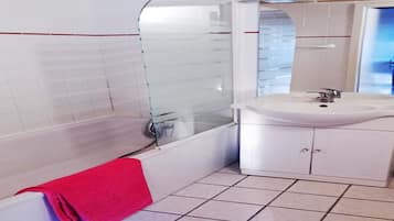 Classic House, 3 Bedrooms | Bathroom | Bathtub