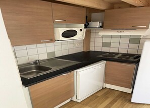 Classic House, 3 Bedrooms | Private kitchen | Fridge, microwave, dishwasher, coffee/tea maker