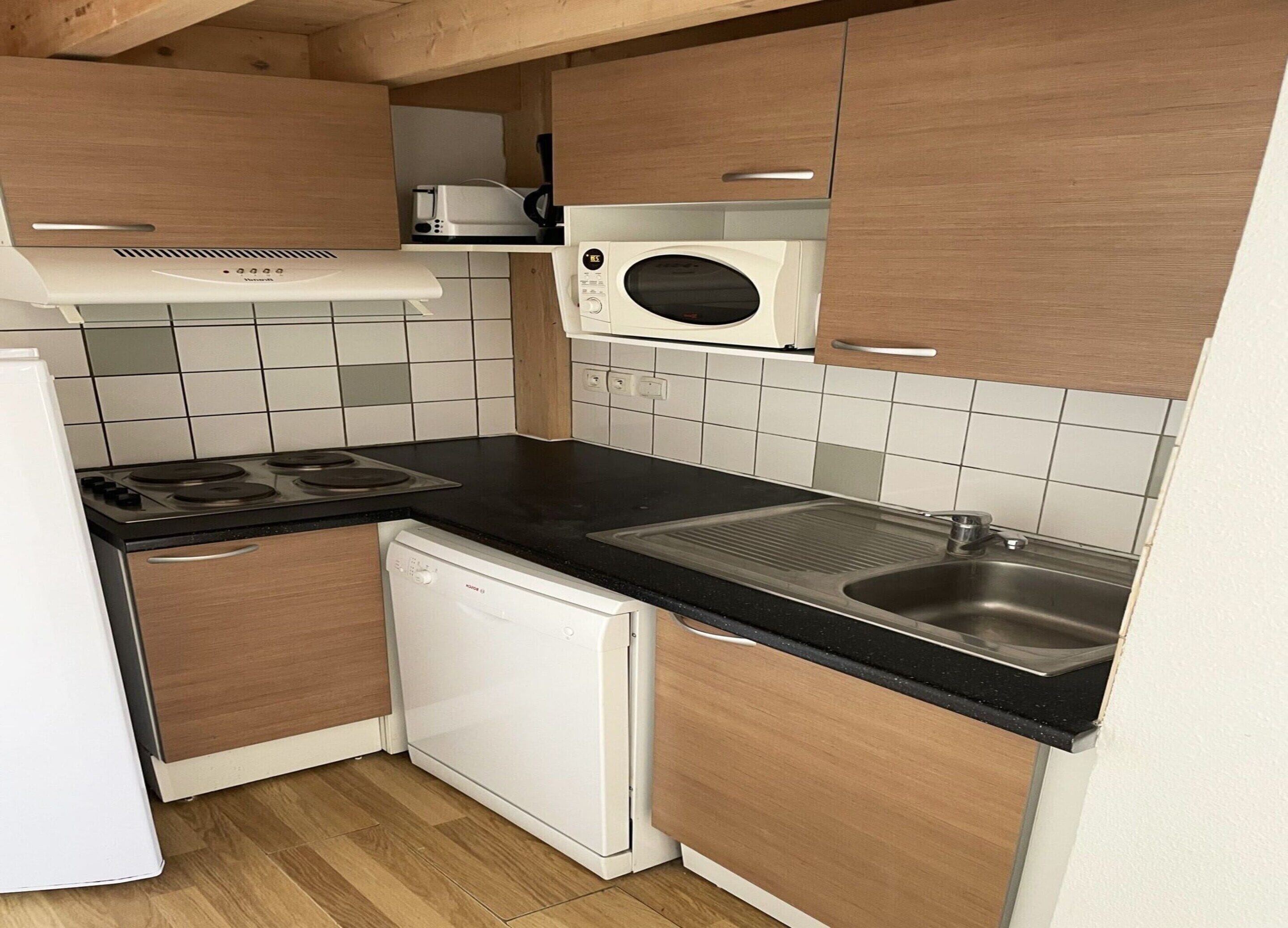 Classic House, 3 Bedrooms | Dapur peribadi | Peti sejuk, ketuhar gelombang mikro, mesin basuh pinggan mangkuk 