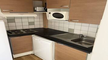 Classic House, 3 Bedrooms | Dapur peribadi | Peti sejuk, ketuhar gelombang mikro, mesin basuh pinggan mangkuk