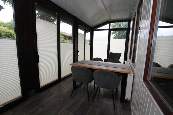 منزل كلاسيكي - غرفتا نوم | تناول الطعام