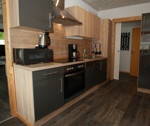 Réfrigérateur, four, plaque de cuisson, cafetière/bouilloire