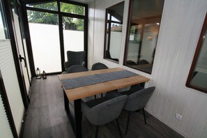 منزل كلاسيكي - غرفتا نوم | تناول الطع�ام