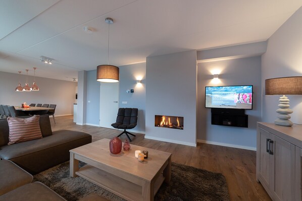 Casa clàssica, 3 dormitoris | Sala d'estar | Llar de foc i reproductor de DVD