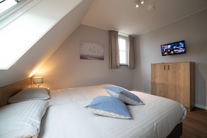 Comfort House, 4 Bedrooms | 7 bedrooms, individually furnished, bed sheets - Villa in Colijnsplaat Near the Sea (Colijnsplaat)