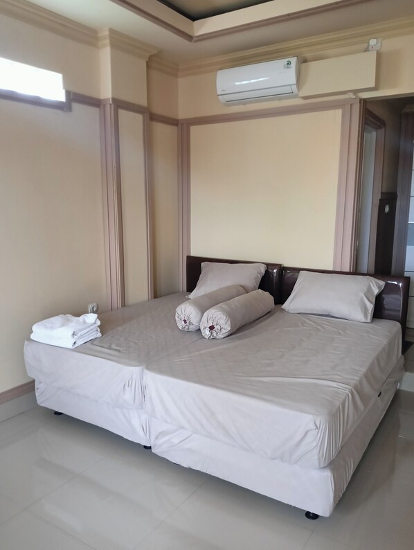 Free WiFi, bed sheets - OYO 94778 Seven Residence (Bekasi)