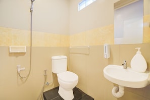 Deluxe Double Room | Bathroom | Shower, towels - OYO 94778 Seven Residence (Bekasi)