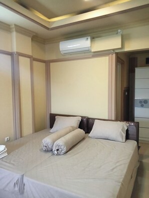 Deluxe Double Room | Free WiFi, bed sheets - OYO 94778 Seven Residence (Bekasi)