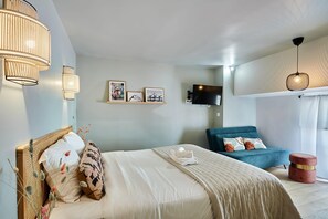 Apartment | Laptop workspace, iron/ironing board, bed sheets