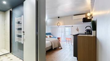 Espace de travail pour ordinateur portable, fer et planche Ă repasser