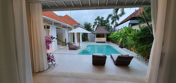 Una piscina al aire libre