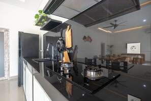 Biệt thự phong cách cổ điển, 2 phòng ngủ, không hút thuốc, hồ bơi riêng | Bếp riêng | Lò vi sóng, dụng cụ nấu nướng/bát dĩa/dao nĩa 