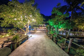 住宿正面 - 傍晚/夜晚