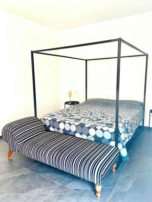 1 bedroom, iron/ironing board, Internet, bed sheets