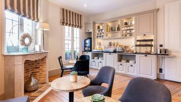 Tägliches Frühstücksbuffet (16 EUR pro Person)