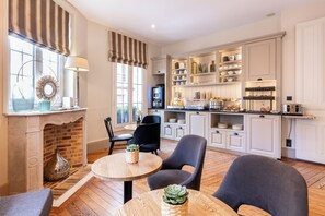 Desayuno buffet (EUR 16 por persona) 