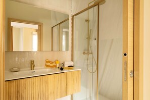 Apartment | Bathroom - Villa Léa, l’écrin du Fer à Cheval (Trouville-sur-Mer)