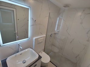 Tripla Deluxe, balcone, vista città | Bagno