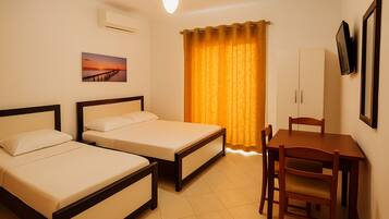 Camera tripla, balcone, vista città | Wi-Fi gratuito