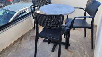 Deluxe-Dreibettzimmer, Balkon, Stadtblick | Terrasse/Patio