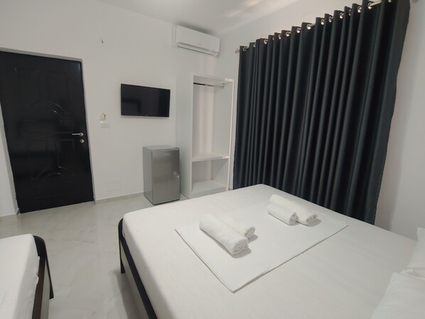 Deluxe Triple Room, Balcony, City View | Free WiFi - Villa LeoZeka (Ksamil)