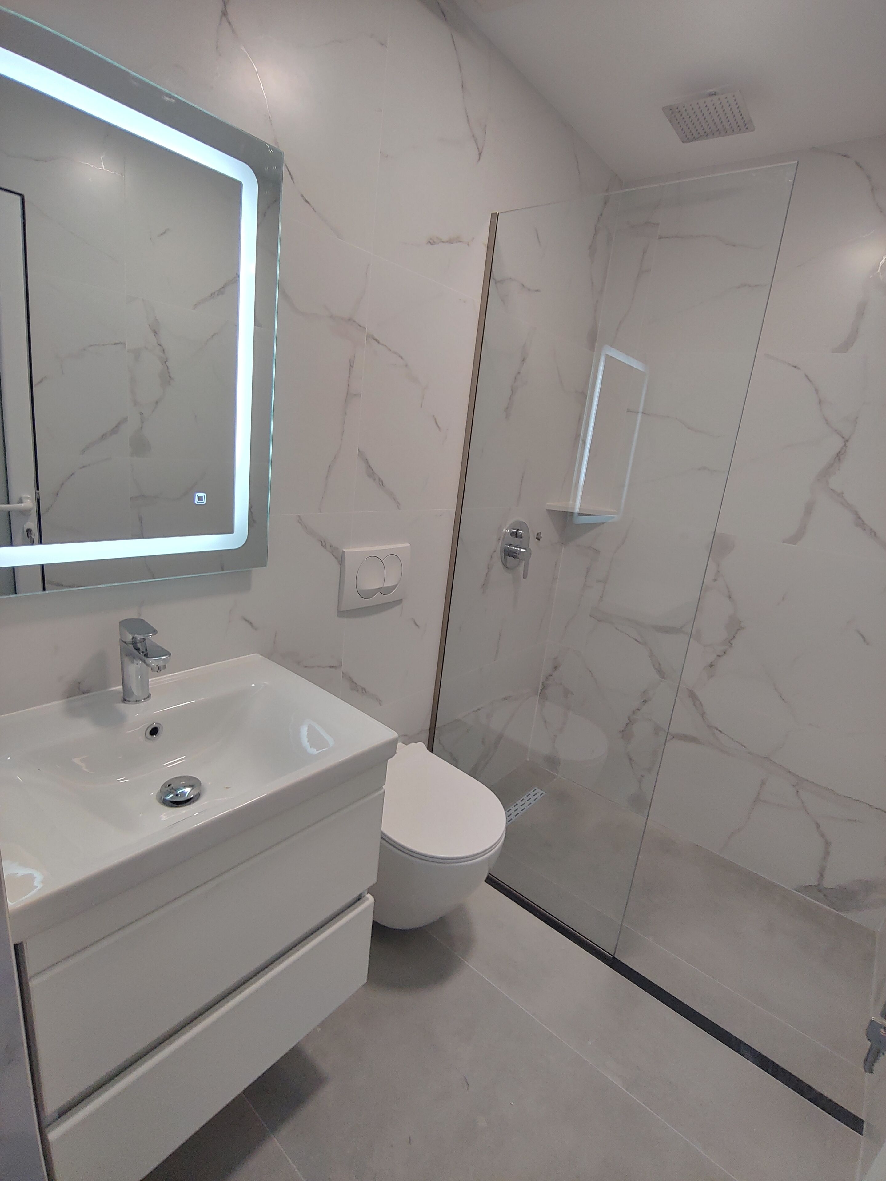 Deluxe Double Room, Balcony, City View | Bathroom