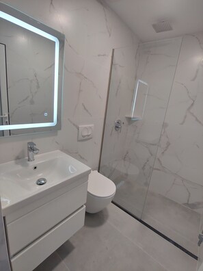 Deluxe Double Room, Balcony, City View | Bathroom - Villa LeoZeka (Ksamil)