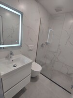 Habitación Deluxe doble, balcón, vistas a la ciudad | Baño