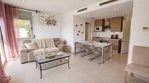 TV, books - Duplex in Sitges with sea views, parking, terrace, balcony (Sitges)