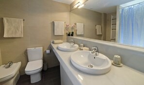 Hair dryer, bidet, towels, soap - Duplex in Sitges with sea views, parking, terrace, balcony (Sitges)