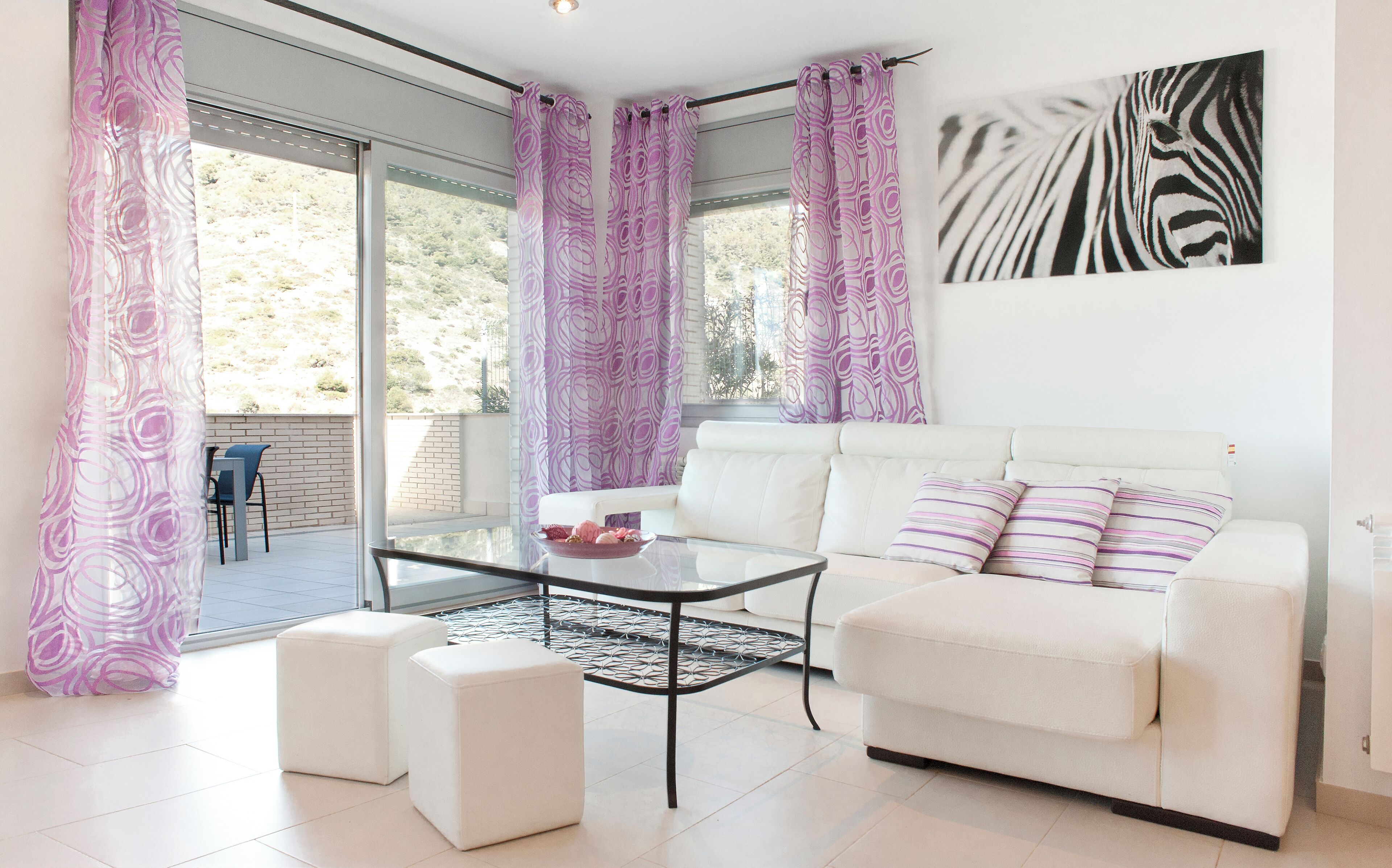 Una televisión, libros