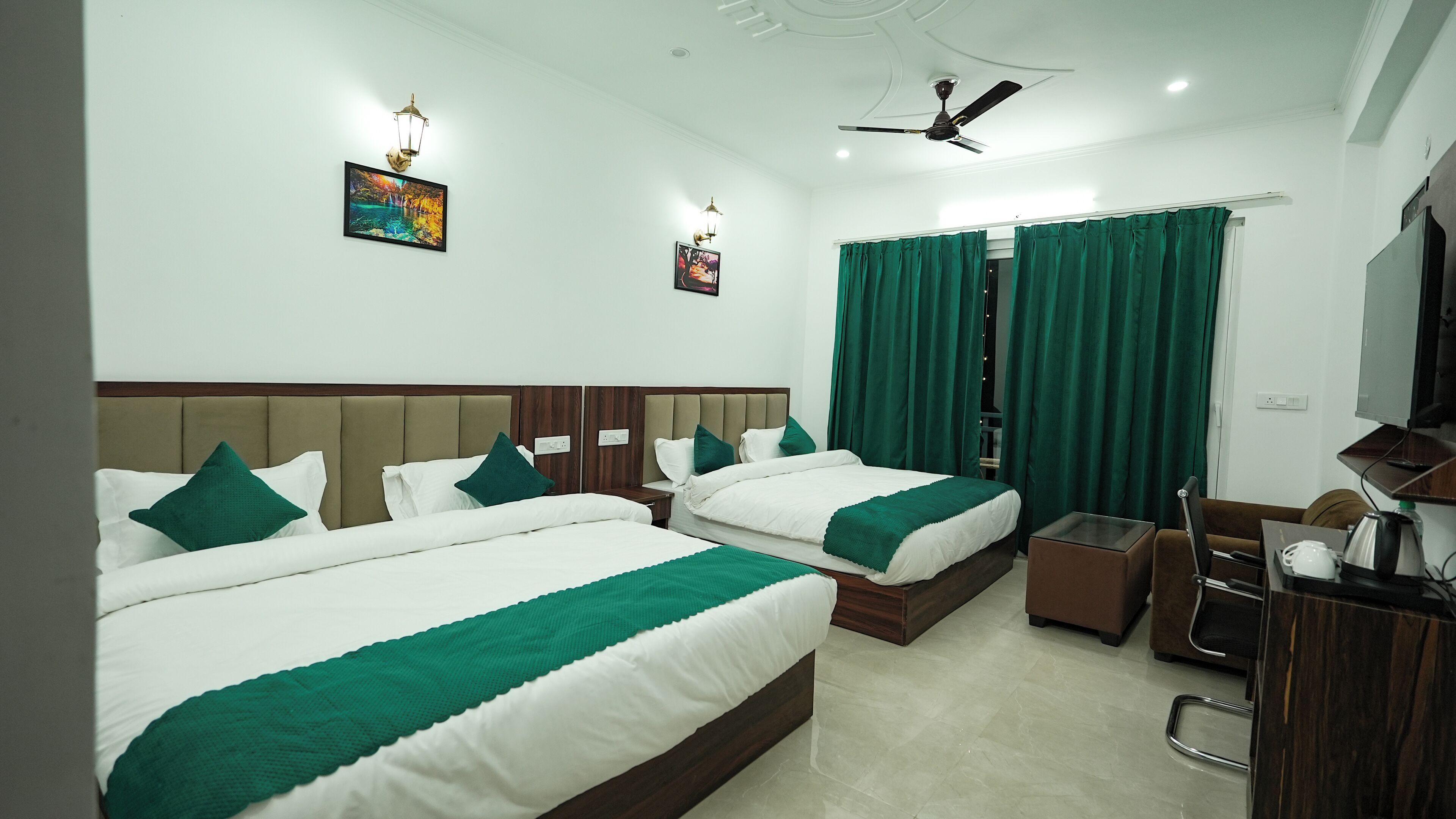 Eenpersoonskamer, uitzicht op bergen | Een bureau, een laptopwerkplek, gratis wifi