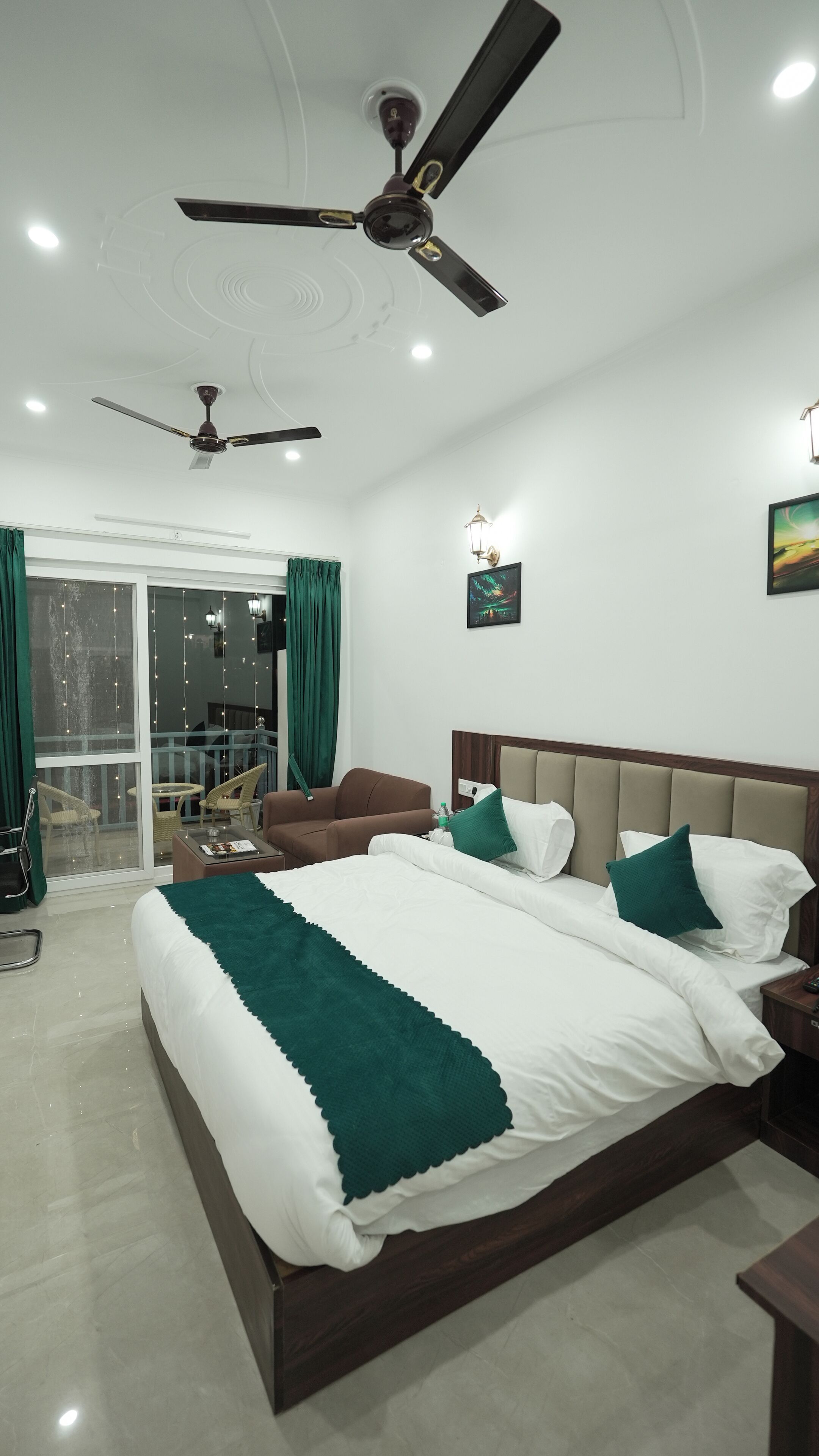 Een bureau, een laptopwerkplek, gratis wifi