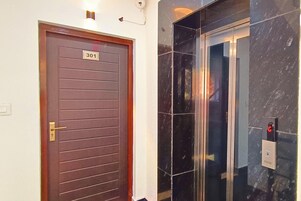 Habitación individual Deluxe, vistas a la montaña | Escritorio y espacio para trabajar con un portátil