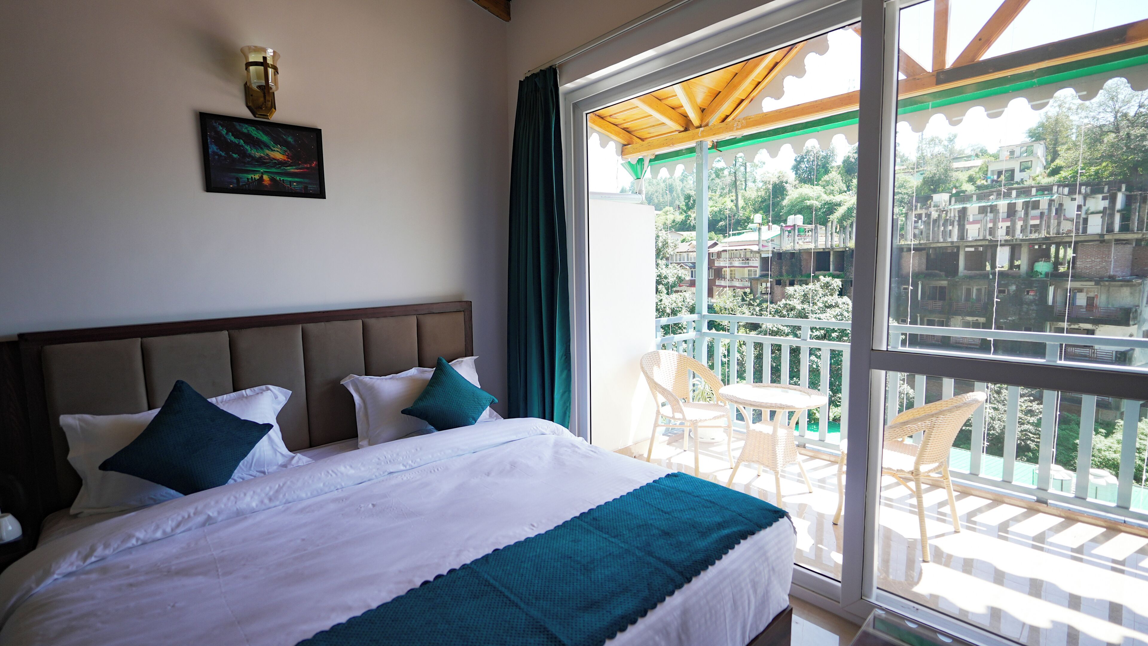 Schreibtisch, laptopgeeigneter Arbeitsplatz, kostenloses WLAN