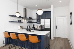 冷蔵庫、電子レンジ、オーブン、コンロ