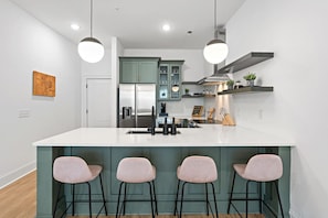 Geladeira, micro-ondas, fogão, cooktop