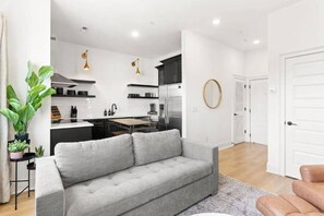 Smart TV - Sleeps 32, only 10 minutes to Broadway, 4 Condos Side-by-Side (Nashville)