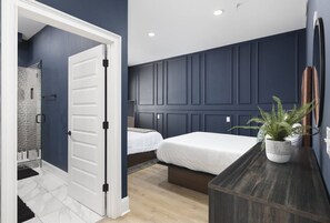 9 bedrooms, desk, iron/ironing board, free WiFi - Sleeps 32, only 10 minutes to Broadway, 4 Condos Side-by-Side (Nashville)