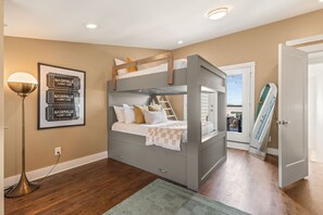 4 bedrooms, desk, iron/ironing board, free WiFi