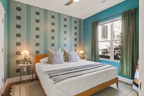 4 bedrooms, desk, iron/ironing board, free WiFi - Walk to Vanderbilt & Belmont with Garage & Rooftop Deck (Nashville)