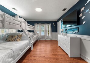 5 bedrooms, iron/ironing board, travel crib, free WiFi - Lakefront Home w/ Game Room & Hot Tub | Ponderosa Peninsula by AvantStay (Mooresville)