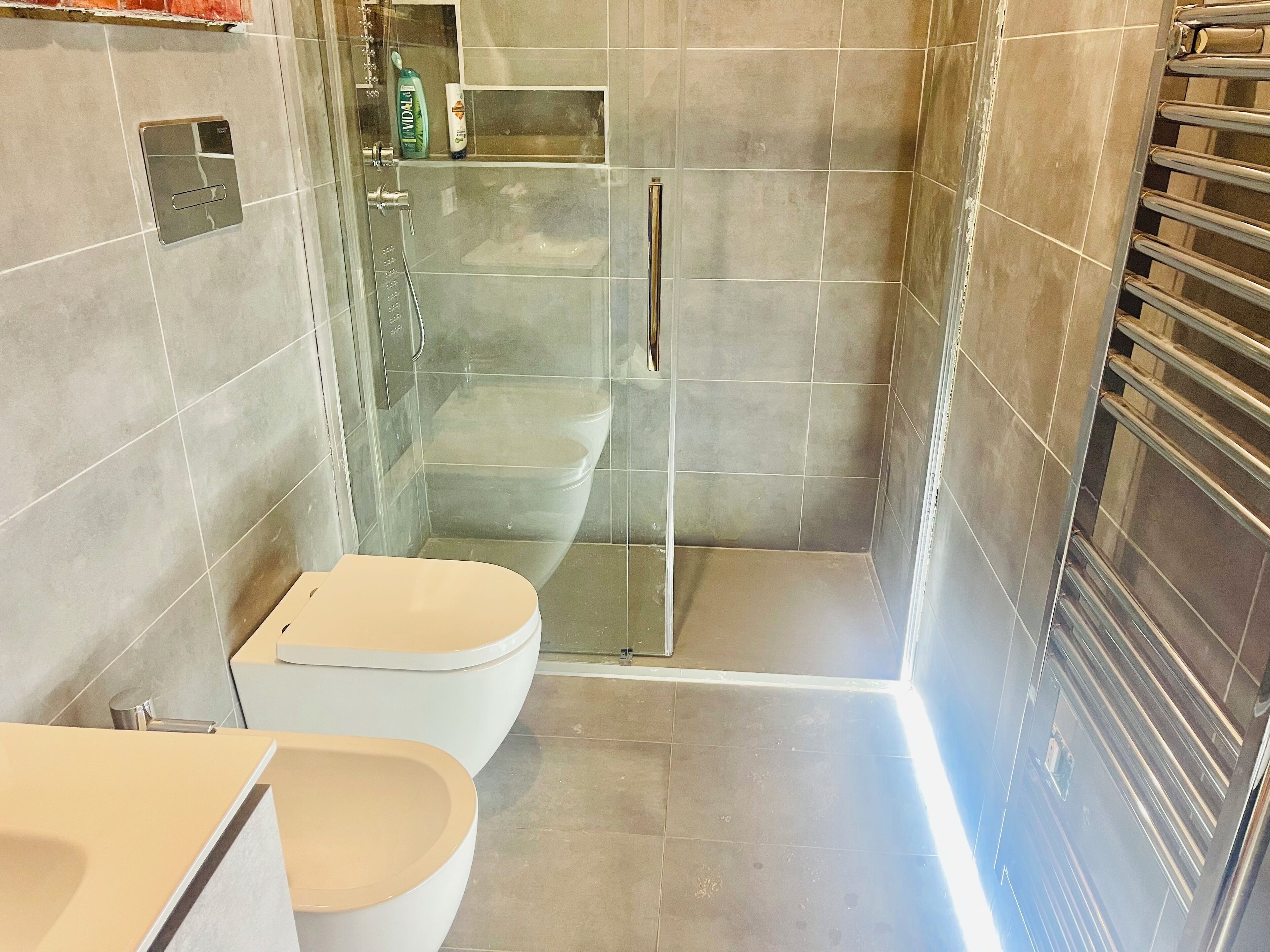 Doccia, asciugacapelli, bidet, asciugamani