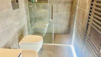 Doccia, asciugacapelli, bidet, asciugamani