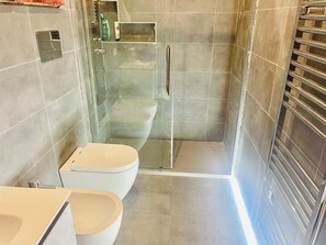 Dusche, Haartrockner, Bidet, Handtücher