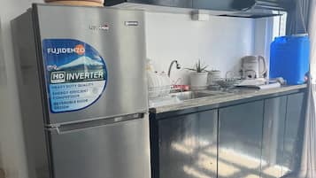 Fridge, stovetop