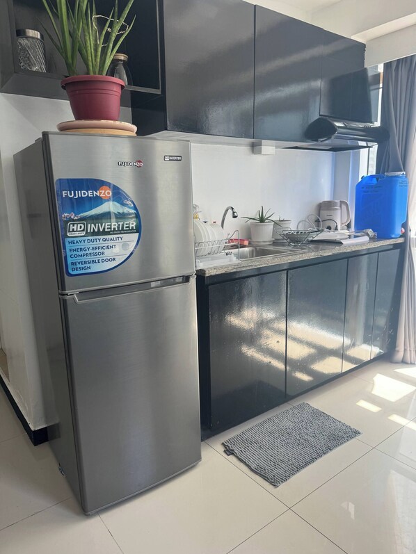 Fridge, stovetop